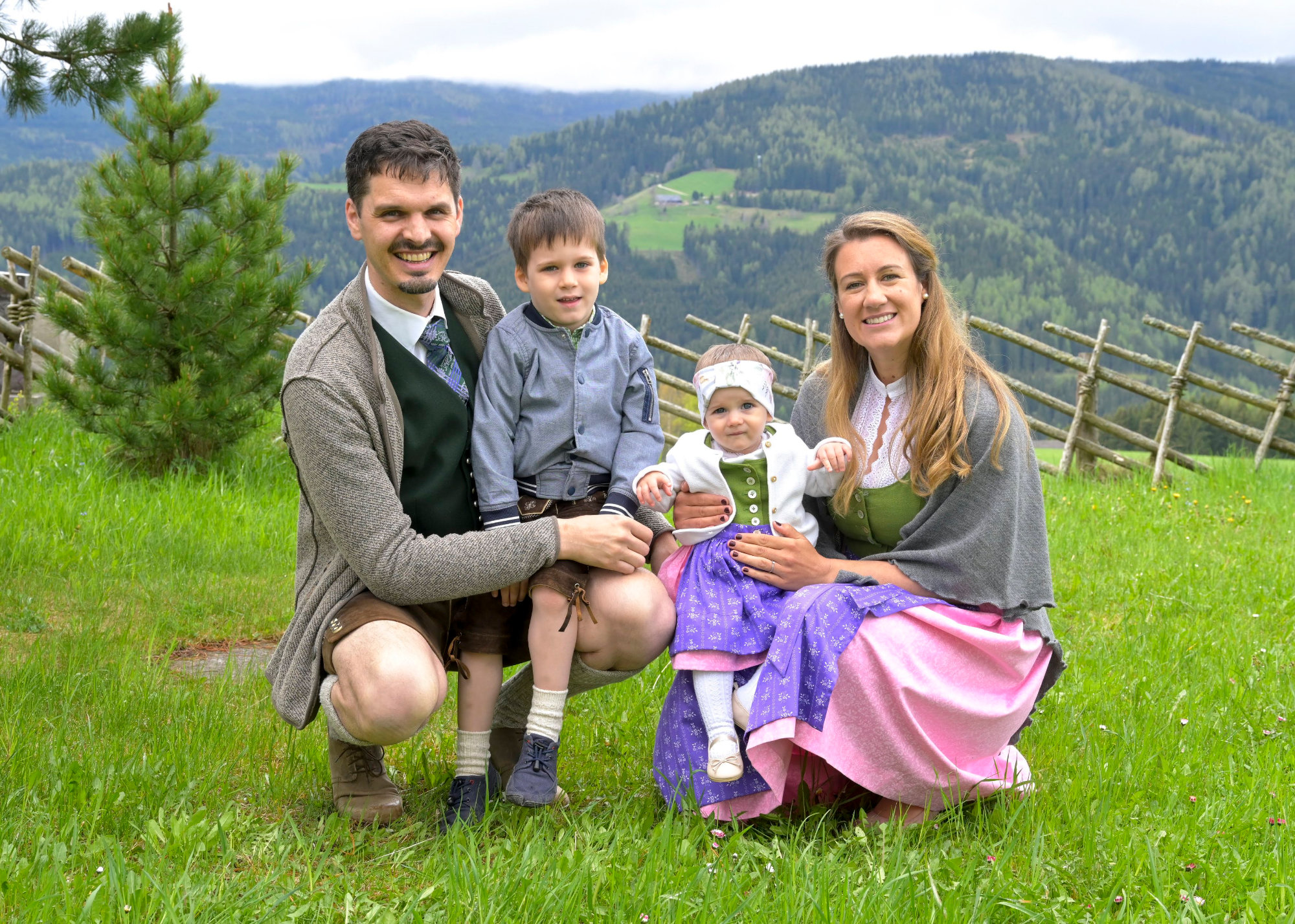 https://www.praxis8111.at/wp-content/uploads/2023/11/Sandra-Zechner-mit-Familie.jpg