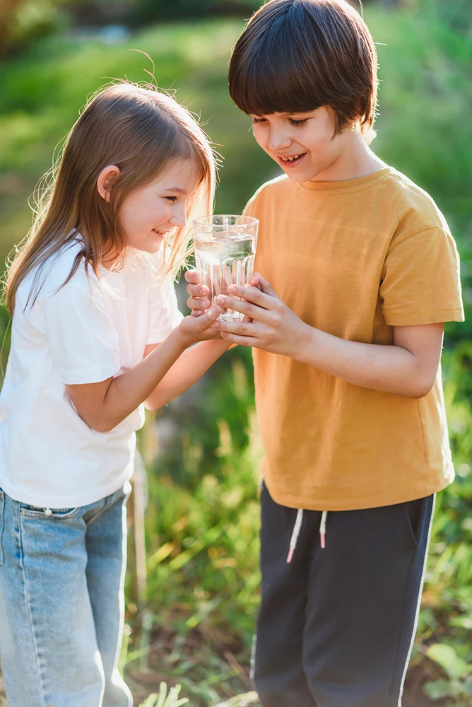 Wie viel sollten Kinder im Sommer trinken