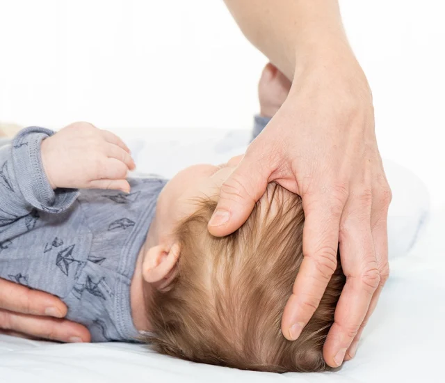 Kopffehlstellung bei Babys behandeln